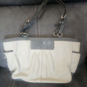 Coach Women's Shoulder Bag in Cream and Gray